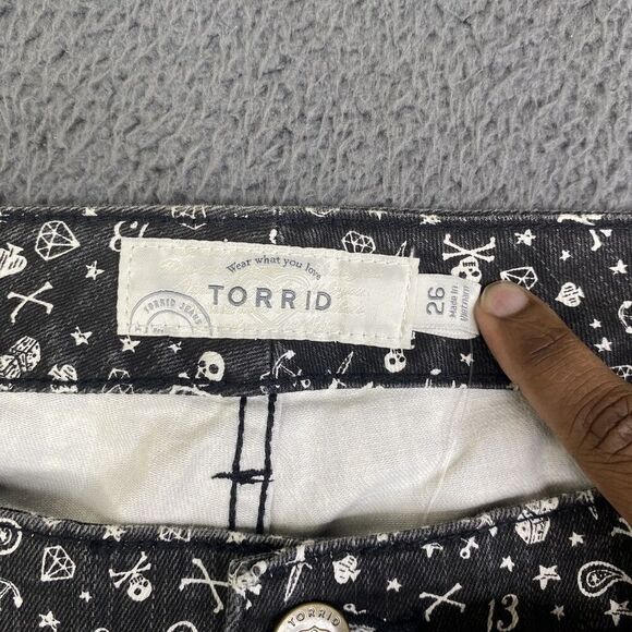 Torrid Shorts Womens 26 Black White Skull Print Denim 3.5" High Rise Raw Hem - Picture 6 of 11